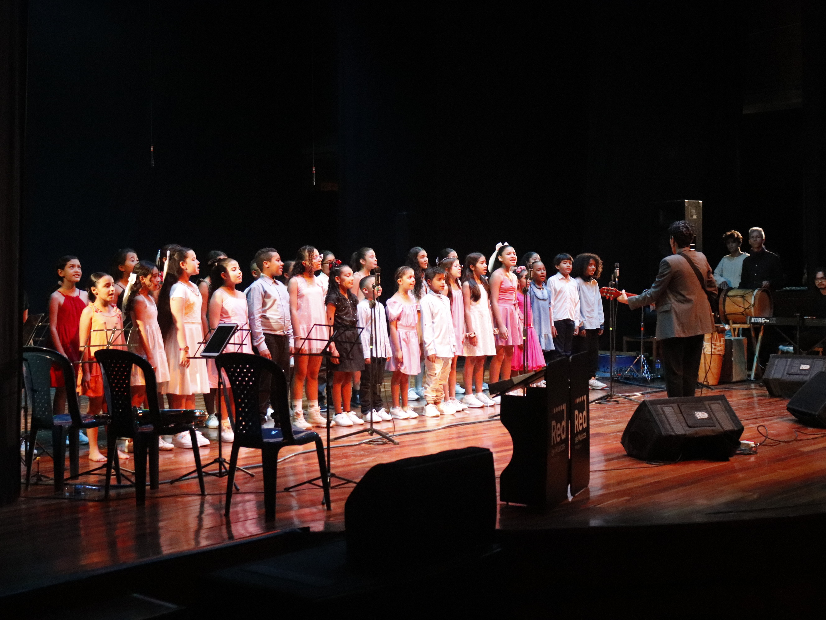 Coro inicial de la red de músicas de Medellin